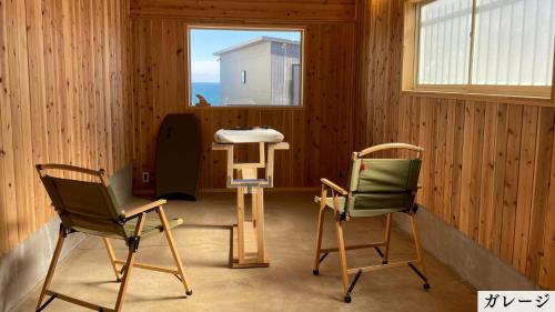 two chairs and a sink in a room with a window at 海の見える高台に佇む隠れ家宿 #貸別荘 #一棟貸切 #グループや家族旅行におすすめ #テラスで海を眺めながらBBQ #雨天時や気温の低い日は屋内でBBQが楽しめるスペース有 #BBQグリル付 #大洗 #鉾田 #umibe in Hokota