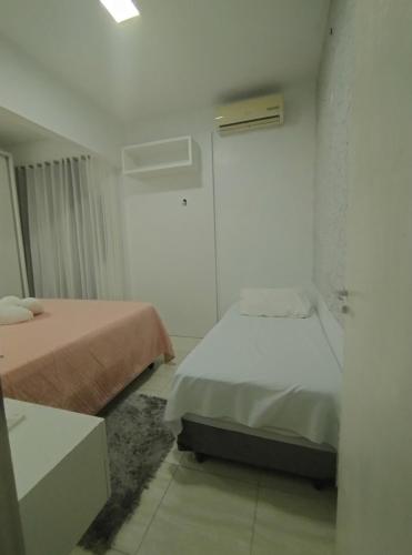 a bedroom with two beds in a room at Ap bom descanso in Palhoça
