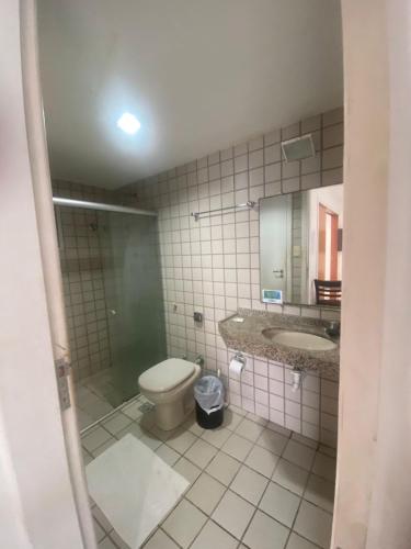 a bathroom with a toilet and a sink at Silva Hospedagem AMERICAN FLAT BEIRA MAR apartamento por temporada in São Luís
