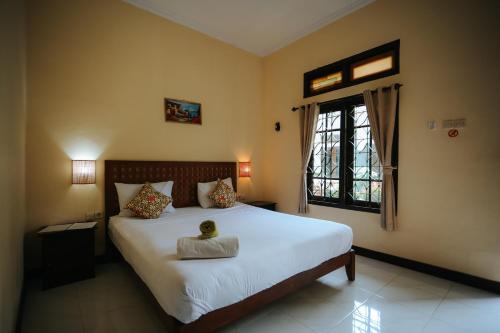 a bedroom with a bed with a bowl on it at Tiffany Garden in Mangsit