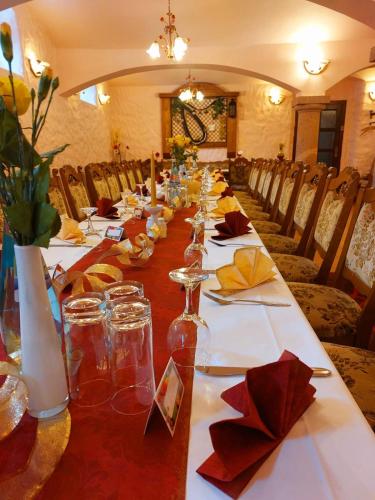 a long table is set up for a meal at Richzenhainer-Hof in Waldheim