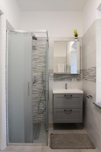 a bathroom with a shower and a sink at Galbanera turismo in Albavilla
