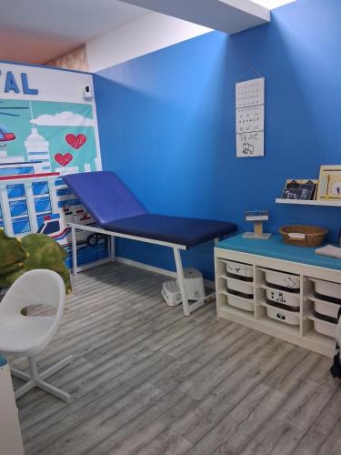 a blue room with a bench and a table at Le studio de Jazzy in Fécamp
