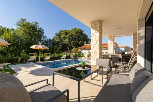 Luxury Villa Laura with Jacuzzi in Malinska