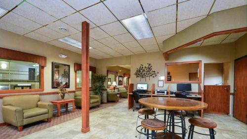 a lobby of a hospital with a table and chairs at Motel 6 Minot, ND in Minot