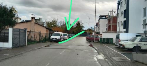 zielona strzałka na poboczu ulicy w obiekcie Apartment Babache w mieście Skopje