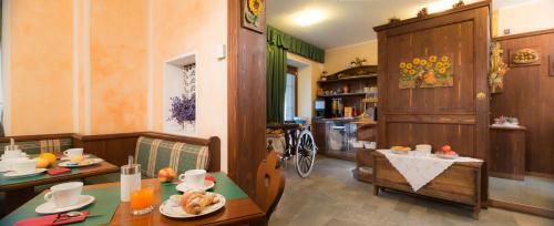 jadalnia ze stołem i krzesłami oraz kuchnia w obiekcie Hotel Residence Chateau w mieście Saint-Pierre