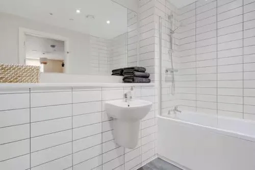 Richmond Row Apartments - Free On-Site Parking, WiFi & EV photo 58