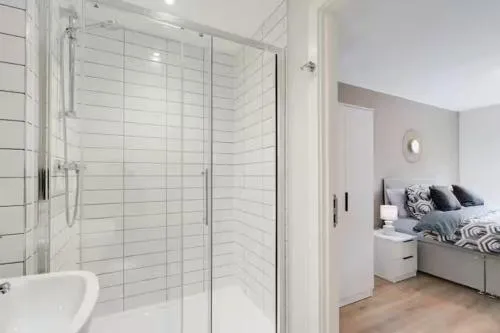 Richmond Row Apartments - Free On-Site Parking, WiFi & EV photo 60