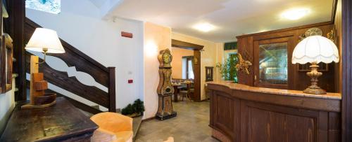 Salon z aoyer z ladą i pokój z w obiekcie Hotel Residence Chateau w mieście Saint-Pierre