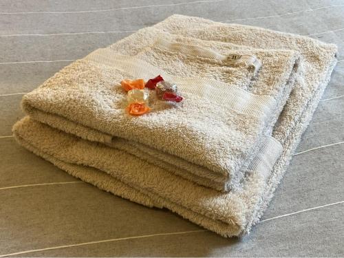 a pile of towels sitting on top of a floor at Il Verdone in Usini