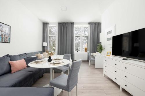Cozy Studio with Workspace Near the Beach by Noclegi Renters
