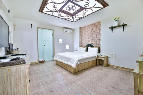 a bedroom with a bed and a skylight at 필사랑무인텔 in Wŏndang-gol