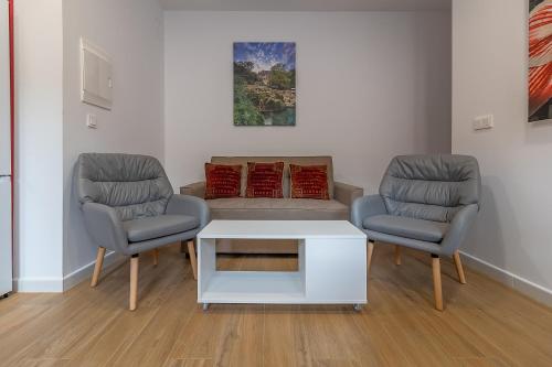 Ares II 15 min Roman Theatre, Crib & Pet Friendly