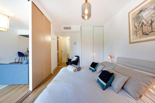 Downtown suite, parking, loggia, elevator, quiet