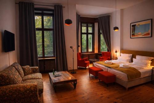 a hotel room with a bed and a couch at Romantik Hotel Schloss Reichenow in Reichenow