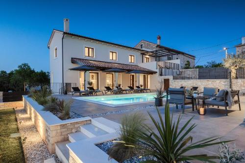 Villa Sirola near Pula for 8 persons with 36 m2 private pool & kids activities