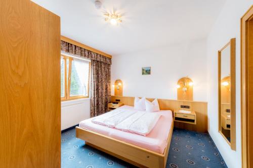 een hotelkamer met een bed en een raam bij Wippas Landhaus in Ischgl