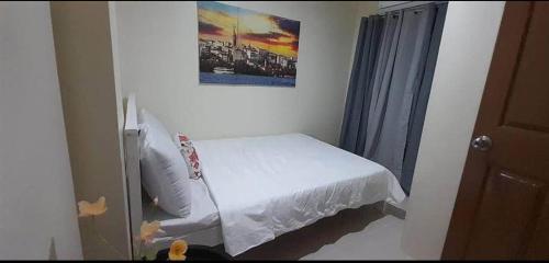 a bedroom with a bed and a picture on the wall at Townhouse in Agus