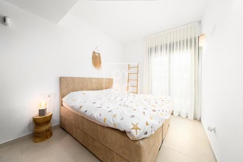 Amalia Garden Groundfloor Retreat, heated pool, near beach and sea, By OYOOSTAYS