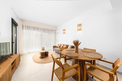 Amalia Garden Groundfloor Retreat, heated pool, near beach and sea, By OYOOSTAYS