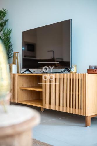 Amalia Garden Groundfloor Retreat, heated pool, near beach and sea, By OYOOSTAYS