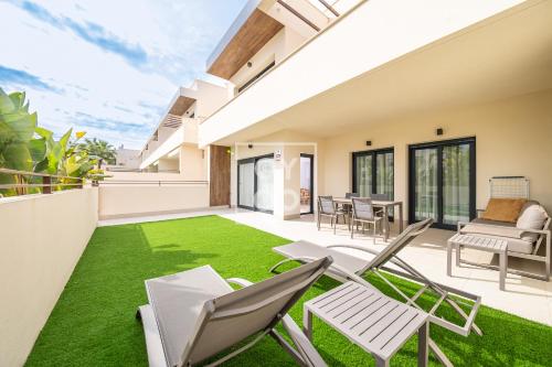 Amalia Garden Groundfloor Retreat, heated pool, near beach and sea, By OYOOSTAYS