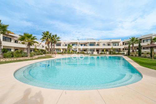 Amalia Garden Groundfloor Retreat, heated pool, near beach and sea, By OYOOSTAYS