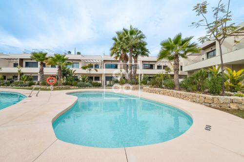 Amalia Garden Groundfloor Retreat, heated pool, near beach and sea, By OYOOSTAYS
