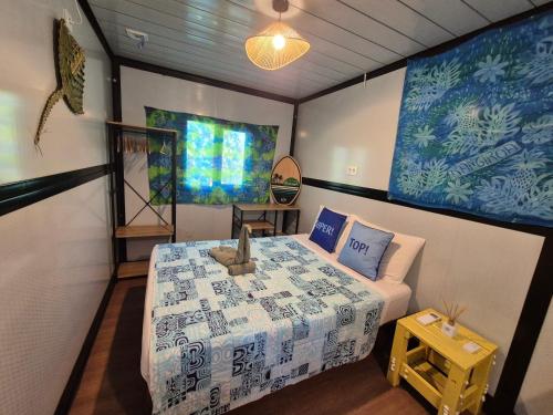 a small room with a bed and a table at Rangiroa Tiny House - Tiaré le cocoon in Tiputa