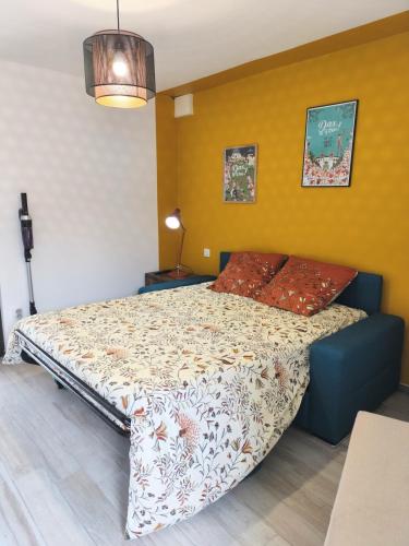 a bedroom with a bed in a room at Le Nautile - petit déjeuner - 10mn du Parc in Treize-Vents