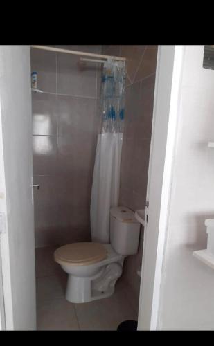 a bathroom with a toilet and a shower at Casa na várzea Quarto 1 in Recife