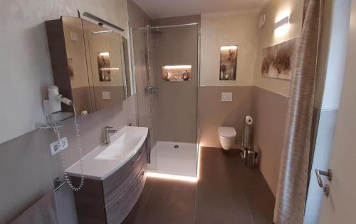 a bathroom with a sink and a shower at Ferienwohnung Schabmüller in Kelheim