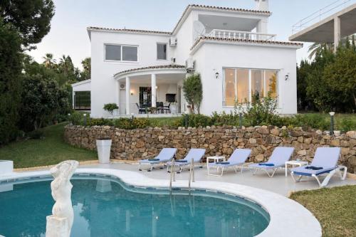 Luxurious Villa 6 Min from Beach with Sea Views