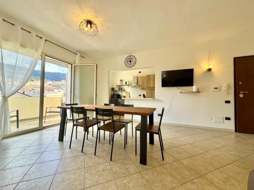 a kitchen and dining room with a table and chairs at Skyline Balcony in Loceri