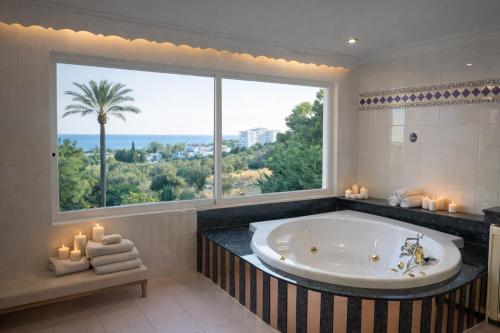 Luxurious Villa 6 Min from Beach with Sea Views