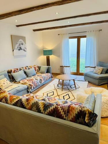 Khu vực ghế ngồi tại Le Chalet de Bémont
