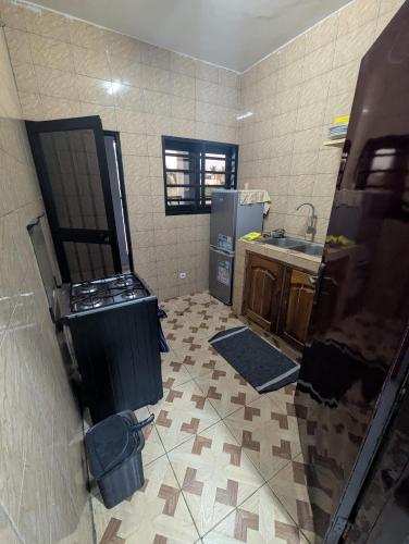 una cucina con fornelli e frigorifero di Meublé ETRAB a Komé