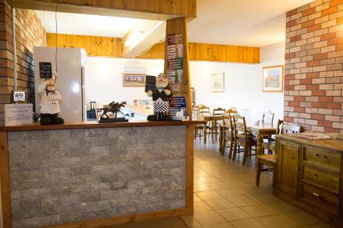 a restaurant with a counter and a dining room at Scone Motor Inn & Apartments in Scone