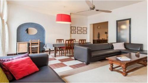 un salon avec un canapé et une table dans l'établissement Chez Georges, à Carcassonne