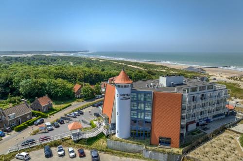 an aerial view of a hotel and a parking lot at Noordzee, Hotel & Spa in Cadzand-Bad