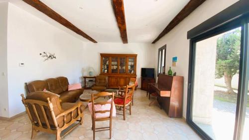 Ruang duduk di Maison Pagnol