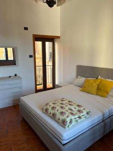 ein Schlafzimmer mit einem großen Bett und einem Fenster in der Unterkunft Domus Sofia in Ercolano