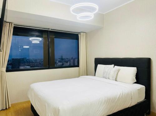 a bedroom with a large bed and a window at Perfect Balance Rest and Work Study Oceanfront in San Antonio
