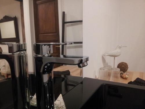 a kitchen with a bird standing next to a sink at Coté Cour Bischwihr Colmar 2 in Bischwihr