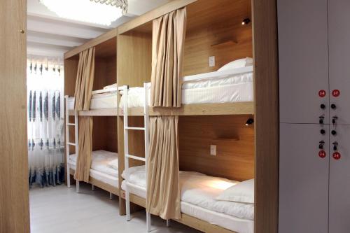 Llit o llits en una habitació de Bozui Hostel Osh