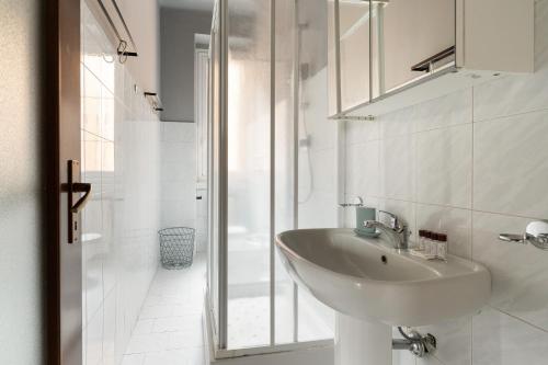 GuestHost - Morazzone Bright and Cozy Design Flat