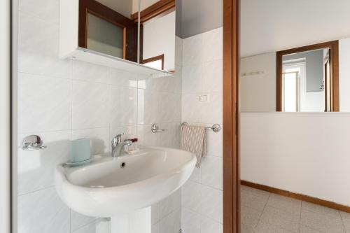 GuestHost - Morazzone Bright and Cozy Design Flat