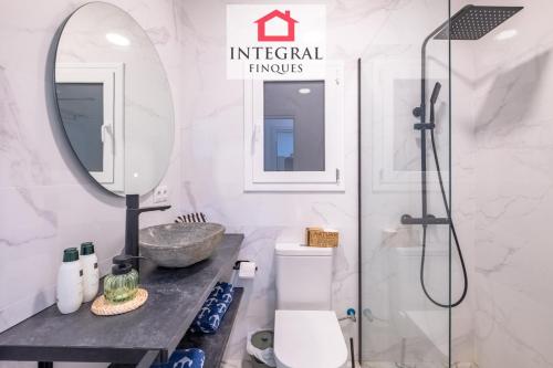 a bathroom with a shower and a sink and a mirror at Apartament Marea Baixa in Palamós