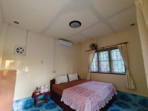 Llit o llits en una habitació de Sivilay Guesthouse